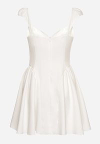 Born2be - Biała Rozkloszowana Sukienka z Ozdobnym Dekoltem i Guzikami Salasesia. Okazja: na co dzień. Typ kołnierza: dekolt kwadratowy. Kolor: biały. Styl: casual, elegancki #3