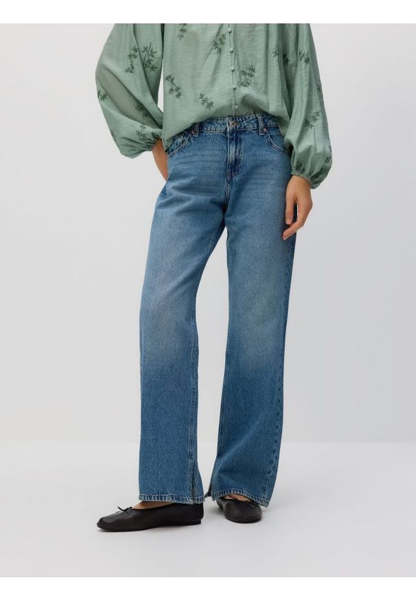 Reserved - Jeansy straight - niebieski. Kolor: niebieski. Materiał: jeans