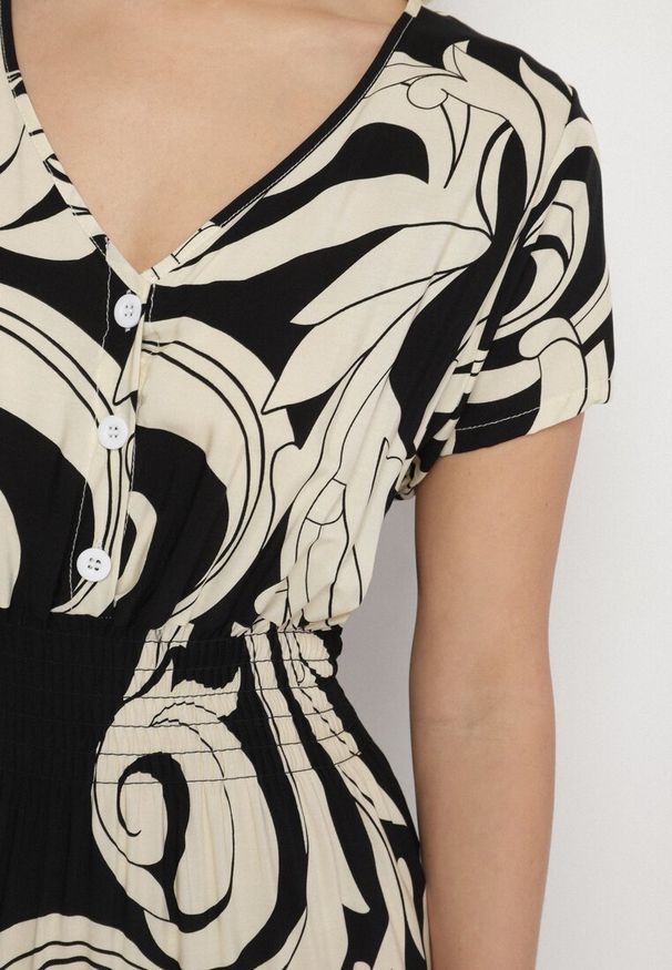 Born2be - Czarna Sukienka z Bawełny Ozdobiona Guzikami i Geometrycznym Wzorem Talissea. Okazja: na co dzień. Typ kołnierza: dekolt w kształcie V. Kolor: czarny. Materiał: bawełna. Wzór: geometria, aplikacja. Sezon: lato. Styl: casual