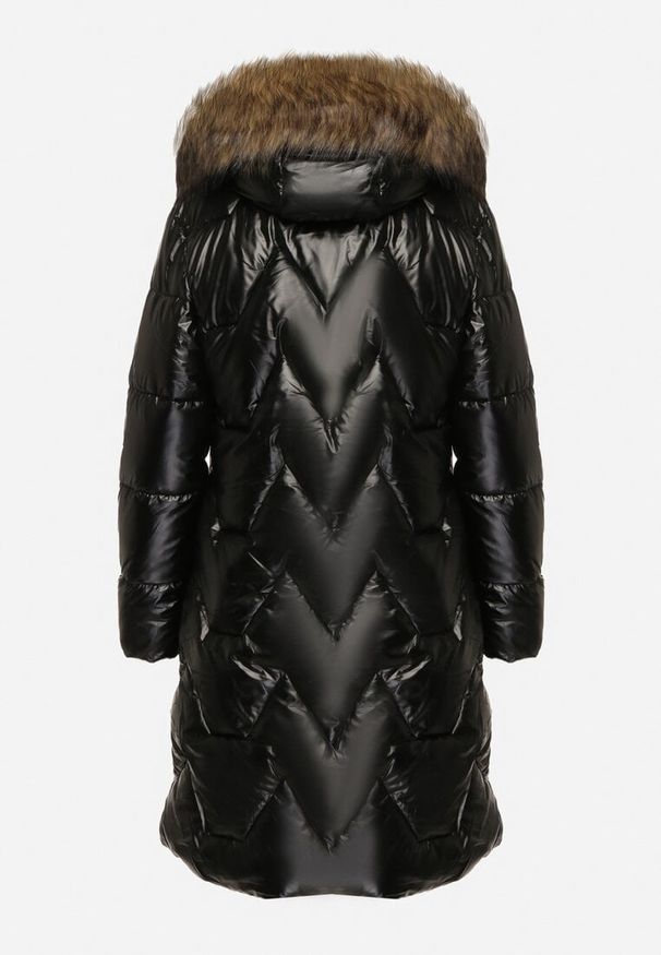 Born2be - Czarno-Brązowa Zimowa Kurtka Pikowana o Długim Kroju z Kapturem z Odpinanym Futrem Lilareen. Okazja: na co dzień. Typ kołnierza: kaptur. Kolor: czarny. Materiał: futro. Długość: długie. Sezon: zima. Styl: casual, elegancki