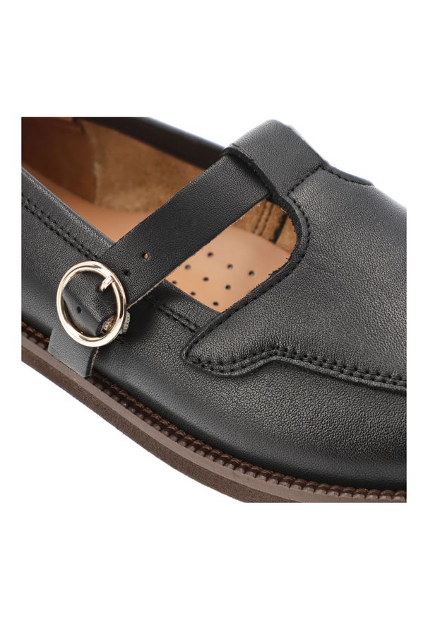 Półbuty damskie Armodo, skórzane na płaskim obcasie zapinane sprzączką z okrągłym noskiem, czarne Baflo, 1656. Okazja: na co dzień, na spotkanie biznesowe, do pracy. Nosek buta: okrągły. Zapięcie: sprzączka, pasek. Kolor: czarny. Szerokość cholewki: normalna. Wzór: gładki. Materiał: skóra, jeans. Obcas: na obcasie. Styl: casual, biznesowy, elegancki. Wysokość obcasa: niski