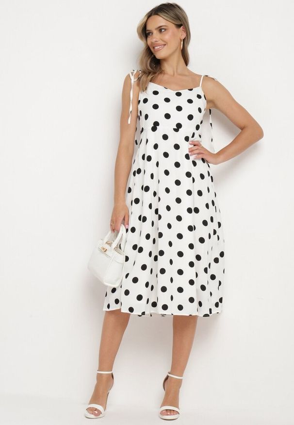 Born2be - Biała Sukienka na Wiązanych Ramiączkach w Kropki Vikiimae. Typ kołnierza: dekolt w kształcie V. Kolor: biały. Długość rękawa: na ramiączkach. Wzór: kropki