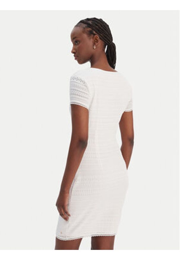 Guess Sukienka codzienna W6GK15 K2950 Biały Slim Fit. Okazja: na co dzień. Kolor: biały. Materiał: syntetyk. Typ sukienki: proste. Styl: casual
