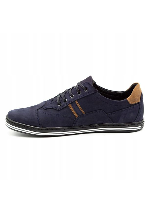 Polbut Buty męskie casual 1801 granat nubuk/camel granatowe wielokolorowe. Okazja: na co dzień. Zapięcie: pasek. Kolor: niebieski, wielokolorowy. Materiał: nubuk. Wzór: paski. Sezon: lato, jesień, wiosna. Styl: casual