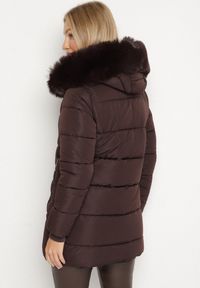 Born2be - Brązowa Pikowana Kurtka z Kapturem z Futerkiem Nenadria. Okazja: do pracy, na co dzień, na spotkanie biznesowe. Typ kołnierza: kaptur. Kolor: brązowy. Materiał: futro. Wzór: aplikacja. Styl: casual, biznesowy #2