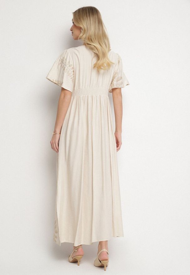 Born2be - Beżowa Wiskozowa Sukienka z Metalicznymi Haftami Helvesia. Okazja: na co dzień. Typ kołnierza: dekolt w kształcie V. Kolor: beżowy. Materiał: wiskoza. Wzór: haft. Styl: casual, elegancki