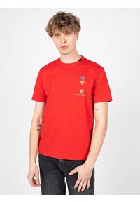 Plein Sport T-shirt | TIPS1135 | Mężczyzna | Czerwony. Okazja: na co dzień. Kolor: czerwony. Materiał: bawełna. Wzór: nadruk, aplikacja. Styl: sportowy
