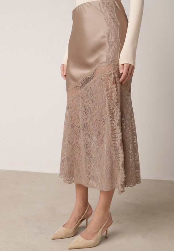 Born2be - Beżowa Spódnica z Satyny z Koronką i Rozcięciem na Nogę Doritana. Okazja: na co dzień, na spotkanie biznesowe. Kolor: beżowy. Materiał: satyna, koronka. Wzór: koronka. Styl: casual, biznesowy, elegancki