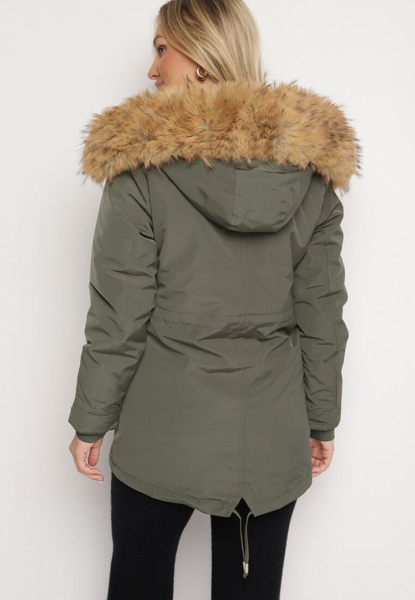 Born2be - Ciemnozielona Zimowa Kurtka Parka z Odpinanym Futerkowym Zdobieniem i Kapturem Sialinnea. Okazja: na co dzień. Kolor: zielony. Wzór: aplikacja. Sezon: zima. Styl: klasyczny, casual, elegancki