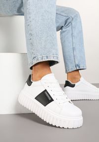 Renee - Białe Sneakersy na Tłoczonej Platformie Ozdobione Pasem Eleandelle. Okazja: na co dzień. Zapięcie: sznurówki. Kolor: biały. Materiał: jeans. Wzór: aplikacja. Obcas: na platformie