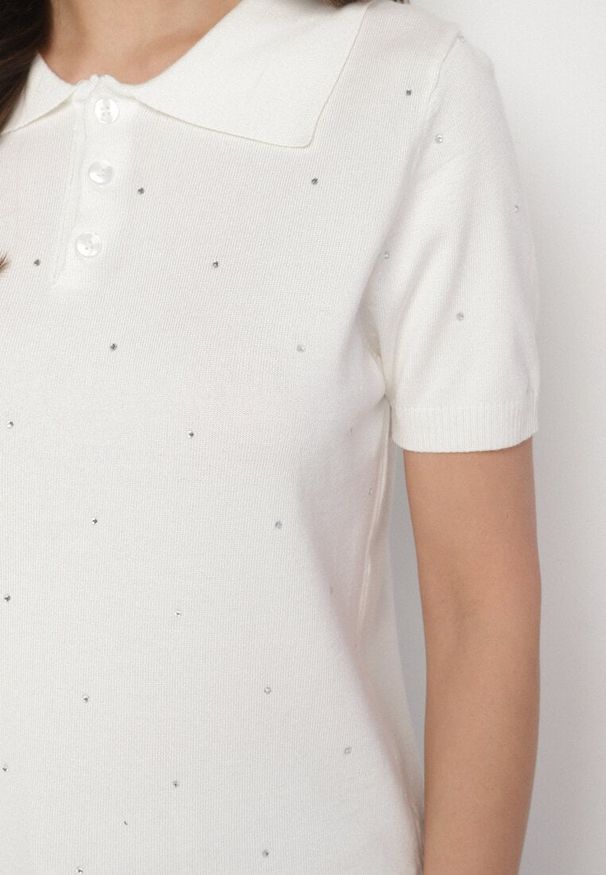 Born2be - Biały T-shirt Polo Sweterkowe z Wiskozy Daliera. Okazja: na co dzień. Typ kołnierza: polo. Kolor: biały. Materiał: wiskoza. Wzór: aplikacja. Styl: elegancki, casual