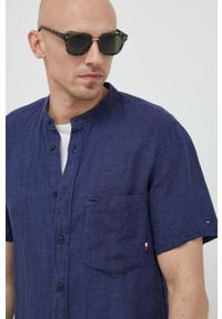 TOMMY HILFIGER - Tommy Hilfiger koszula lniana kolor granatowy regular ze stójką. Typ kołnierza: kołnierzyk stójkowy. Kolor: niebieski. Materiał: len. Długość rękawa: krótki rękaw. Długość: krótkie