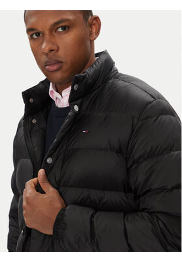 Tommy Jeans Kurtka puchowa DM0DM21937 Czarny Regular Fit. Kolor: czarny. Materiał: syntetyk