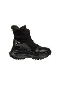 Botki Bayla-161 194 688 01 60 Black Nubuck 161647, Czarny, Skóra naturalna - 37. Okazja: na co dzień. Nosek buta: okrągły. Zapięcie: pasek. Kolor: czarny. Szerokość cholewki: normalna. Wysokość cholewki: za kostkę. Materiał: skóra. Sezon: zima, jesień. Obcas: na obcasie. Styl: casual, elegancki. Wysokość obcasa: średni #1