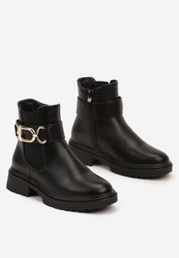 Born2be - Czarne Płaskie Botki Sztyblety z Metalową Aplikacją Wokół Cholewki Miarinae. Okazja: na uczelnię. Kolor: czarny. Materiał: jeans. Szerokość cholewki: normalna. Wzór: aplikacja. Styl: elegancki