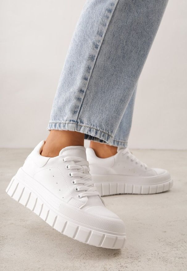 Renee - Białe Sneakersy VICES na Platformie w Stylu Chunky z Perforacją Hypsyllis. Okazja: na co dzień. Kolor: biały. Materiał: jeans. Obcas: na platformie