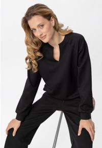 Volcano - Bluza z dekoltem w serek B-KAYA. Okazja: na co dzień. Typ kołnierza: dekolt w serek. Kolor: czarny. Materiał: poliester, elastan, materiał, jeans, wiskoza. Długość rękawa: raglanowy rękaw. Wzór: gładki. Styl: klasyczny, casual, elegancki #1