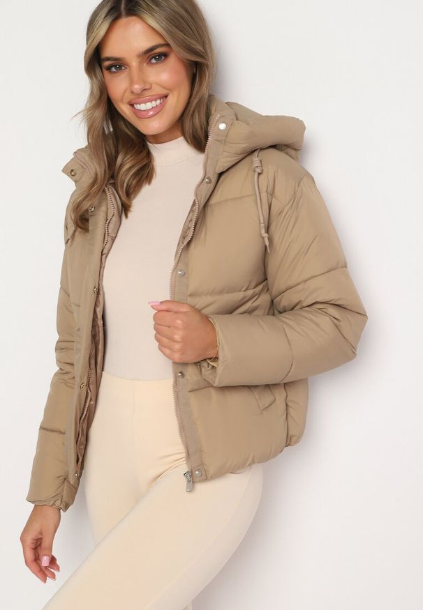 Born2be - Ciemnobeżowa Pikowana Kurtka Puffer z Kapturem Miviera. Okazja: na co dzień, na spacer. Typ kołnierza: kaptur. Kolor: beżowy. Materiał: jeans, dzianina. Sezon: zima. Styl: casual