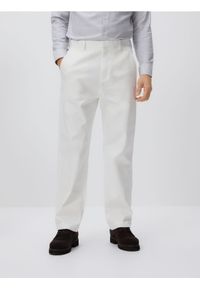 Reserved - Spodnie chino straight - biały. Kolor: biały. Materiał: tkanina, bawełna #1