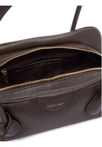 Calvin Klein Torebka Emblem Trio Pebble LV04F3743G Brązowy. Kolor: brązowy. Materiał: skórzane #4