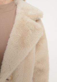 Born2be - Beżowy Futrzany Płaszcz Jednorzędowy z Kieszeniami Zapinany na Guziki Parilda. Okazja: na co dzień. Kolor: beżowy. Materiał: futro. Sezon: zima. Styl: casual, elegancki #2