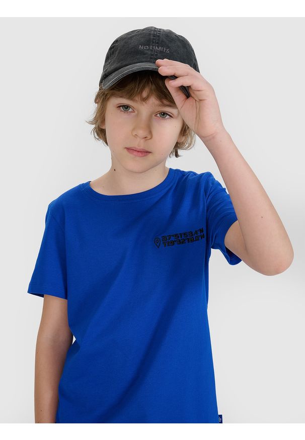 4f - 4F T-shirt regular z nadrukiem chłopięcy - niebieski 134 (8-9 lat). Okazja: na co dzień. Kolor: niebieski. Materiał: dzianina, jersey, bawełna. Długość rękawa: krótki rękaw. Długość: krótkie. Wzór: nadruk. Sezon: lato. Styl: casual, klasyczny, sportowy