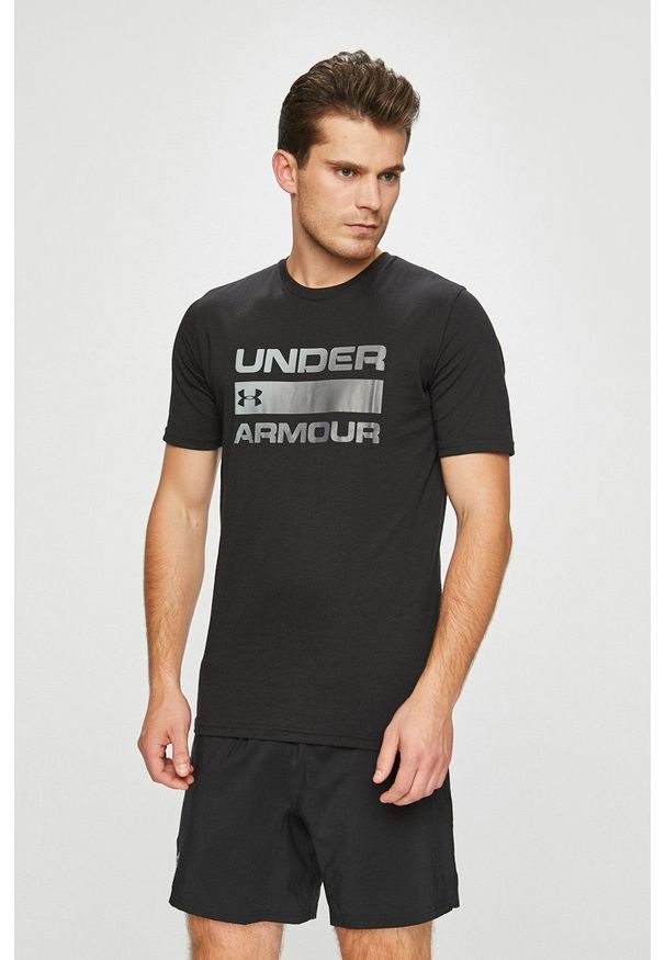 Under Armour - T-shirt. Kolor: czarny. Materiał: dzianina. Wzór: nadruk