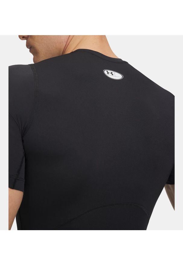 Koszulka męska treningowa czarna Under Armour Heat Gear. Kolor: czarny. Materiał: materiał. Sezon: lato. Sport: fitness