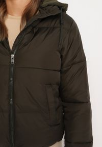 Born2be - Ciemnozielona Pikowana Kurtka z Kapturem Mivuna. Okazja: na co dzień. Typ kołnierza: kaptur. Kolor: zielony. Materiał: jeans. Długość: krótkie. Styl: casual #7