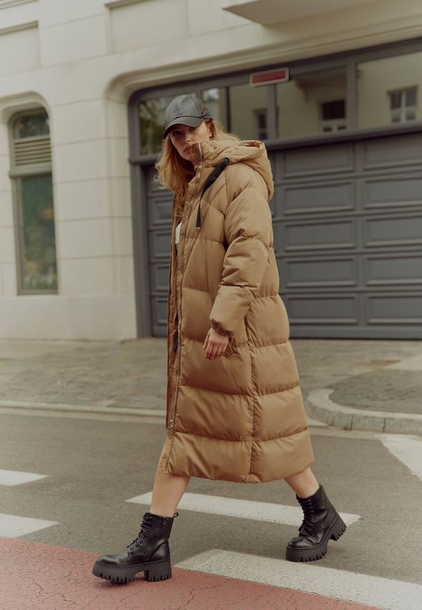 Born2be - Ciemnobeżowa Długa Kurtka Pikowana Płaszcz na Zamek z Kapturem Lesea. Okazja: na co dzień. Typ kołnierza: kaptur. Kolor: beżowy. Materiał: dzianina, jeans. Długość: długie. Styl: casual, elegancki