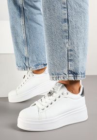 Renee - Biało-Srebrne Sneakersy na Platformie Ozdobione Metaliczną Aplikacją Deseliena. Okazja: na co dzień. Nosek buta: okrągły. Kolor: biały. Materiał: jeans. Wzór: aplikacja. Obcas: na platformie #4