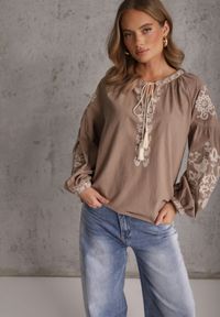 Renee - Beżowa Rustykalna Bluzka z Bawełny Zdobiona Haftem i Sznurkiem z Chwostami Marytea. Kolor: beżowy. Materiał: bawełna. Wzór: haft, aplikacja. Sezon: wiosna, lato. Styl: boho, elegancki #4
