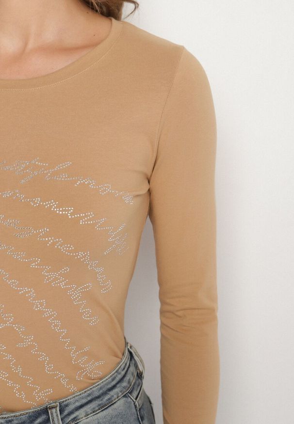 Born2be - Beżowa Bluzka z Bawełny Ozdobiona Cyrkoniowym Napisem Velutila. Okazja: na co dzień. Kolor: beżowy. Materiał: bawełna. Wzór: aplikacja, napisy. Styl: casual, elegancki