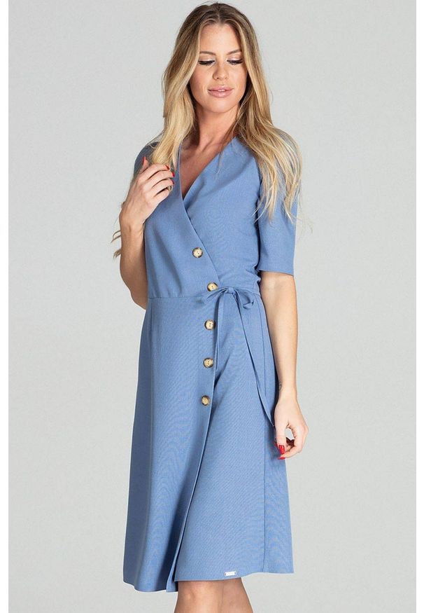 Figl - Kopertowa sukienka midi z ozdobnymi guzikami niebieska. Okazja: do pracy, na komunię. Kolor: niebieski. Typ sukienki: kopertowe. Długość: midi