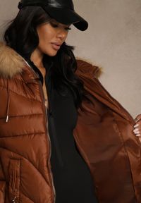 Renee - Brązowa Trapezowa Kurtka z Pikowanymi Przeszyciami i Kapturem z Odpinanym Futrem Deoiala. Okazja: na co dzień. Kolor: brązowy. Materiał: futro. Długość rękawa: długi rękaw. Długość: długie. Styl: elegancki, casual, wizytowy #5