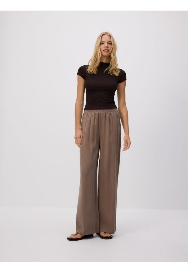 Reserved - Luźne spodnie z modalem - beżowy. Kolor: beżowy. Materiał: tkanina