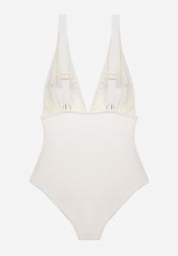 Renee - Biały Strój Kąpielowy Jednoczęściowy z Metaliczną Aplikacją i Marszczeniem Kylrahne. Kolekcja: plus size. Kolor: biały. Materiał: len. Wzór: aplikacja #6