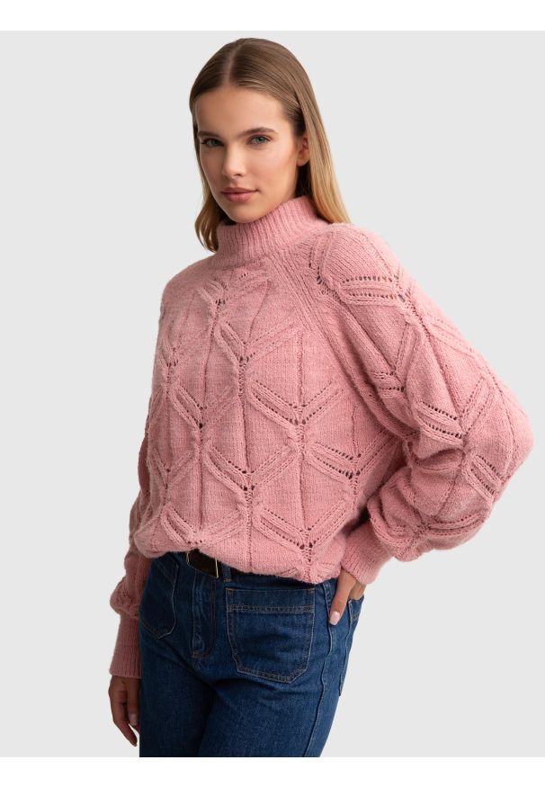 Big-Star - Sweter damski ażurowy ze stójką różowy Alilia 600. Okazja: do pracy. Typ kołnierza: kołnierzyk stójkowy. Kolor: różowy. Materiał: jeans, materiał. Wzór: ażurowy. Sezon: zima, jesień. Styl: elegancki