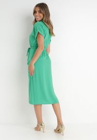Born2be - Zielona Sukienka Vipny. Okazja: na co dzień. Kolor: zielony. Materiał: materiał, tkanina. Długość rękawa: krótki rękaw. Wzór: jednolity, aplikacja, gładki. Typ sukienki: koszulowe. Styl: casual, klasyczny. Długość: midi #2