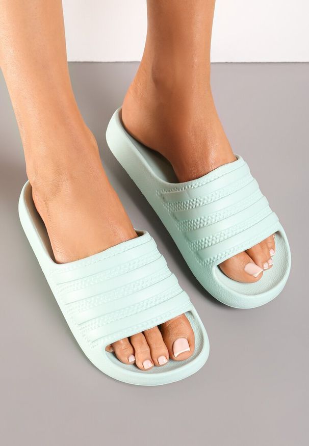 Renee - Zielone Klapki z Piankowej Tkaniny z Ozdobną Cholewką Alevir. Kolor: zielony. Materiał: tkanina. Sezon: lato. Styl: elegancki