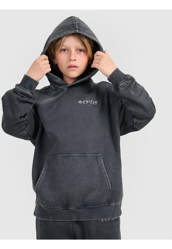 4f - 4F Bluza dresowa nierozpinana z kapturem chłopięca - szara 122 (6-7 lat). Okazja: na co dzień. Typ kołnierza: kaptur. Kolor: szary. Materiał: dresówka. Wzór: gładki, ze splotem. Sezon: lato. Styl: sportowy, klasyczny, casual, vintage