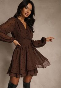 Renee - Ciemnobrązowa Rozkloszowana Sukienka w Kropki Ozdobiona Marszczeniem Liserra. Okazja: na imprezę. Kolor: brązowy. Wzór: aplikacja, kropki. Sezon: lato. Styl: elegancki, klasyczny #5