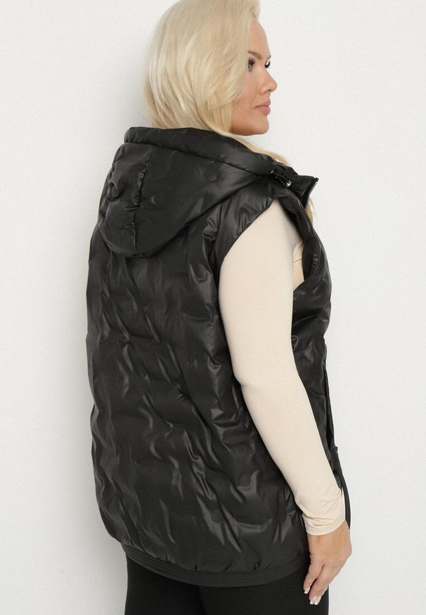 Born2be - Czarna Pikowana Kamizelka z Kapturem i Ściągaczem w Talii Evelbia. Okazja: na spacer. Typ kołnierza: kaptur. Kolekcja: plus size. Kolor: czarny. Materiał: jeans. Wzór: aplikacja. Styl: klasyczny, elegancki