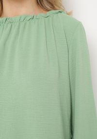 Born2be - Zielona Bluzka z Długim Rękawem i Ozdobnymi Marszczeniami Elassetia. Kolor: zielony. Długość rękawa: długi rękaw. Długość: długie. Wzór: aplikacja. Styl: elegancki #5