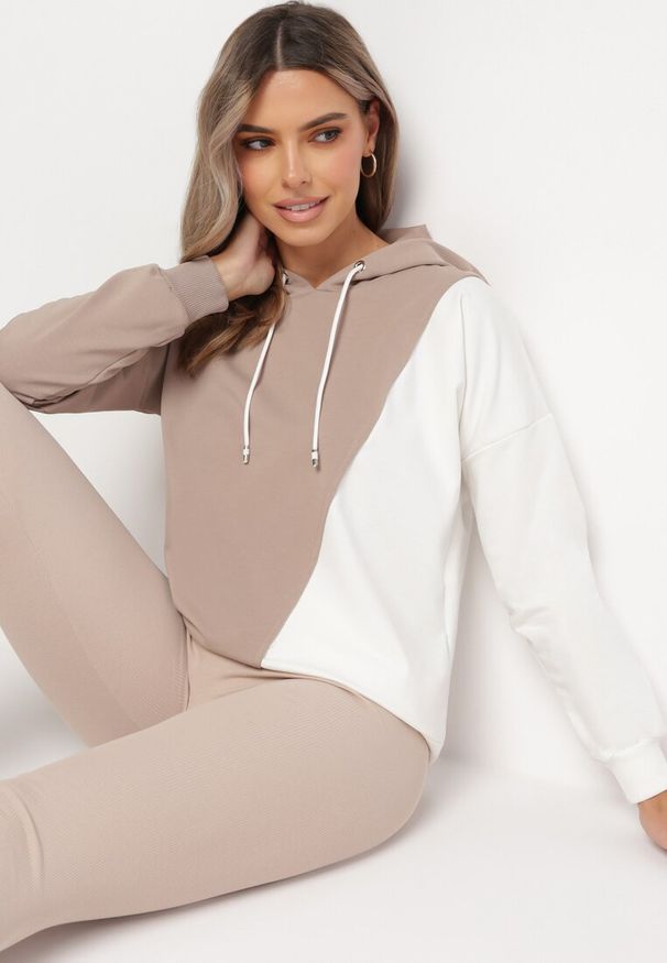 Born2be - Beżowa Bluza z Bawełny z Asymetrycznym Wzorem i Kapturem Revea. Typ kołnierza: kaptur. Kolor: beżowy. Materiał: bawełna