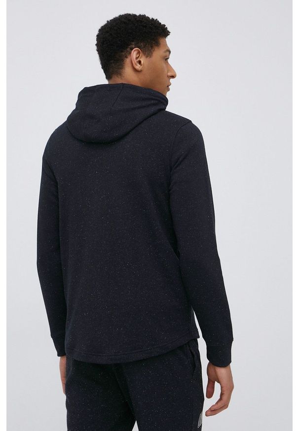 Under Armour bluza 1370354 męska kolor czarny z kapturem z nadrukiem. Typ kołnierza: kaptur. Kolor: czarny. Materiał: dzianina. Wzór: nadruk
