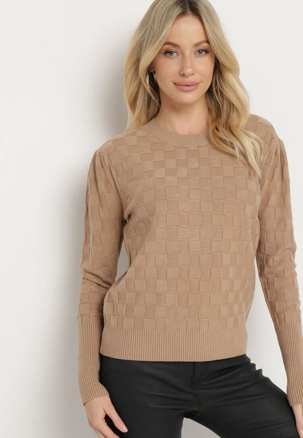 Born2be - Ciemnobeżowy Sweter z Wiskozą Modalem i Ozdobnym Splotem Jaliti. Okazja: na co dzień. Kolor: beżowy. Materiał: wiskoza. Długość rękawa: długi rękaw. Długość: długie. Wzór: ze splotem. Styl: wizytowy, casual