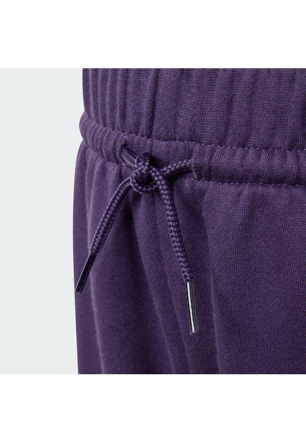 Adidas - Zestaw Essentials Joggers Kids. Okazja: na uczelnię. Kolor: fioletowy, różowy, wielokolorowy. Materiał: dresówka, materiał. Styl: sportowy