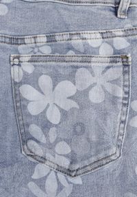 Renee - Niebieskie Szerokie Jeansy z Bawełną w Kwiaty Zinnetta. Okazja: na co dzień. Stan: podwyższony. Kolor: niebieski. Wzór: kwiaty. Styl: casual #6