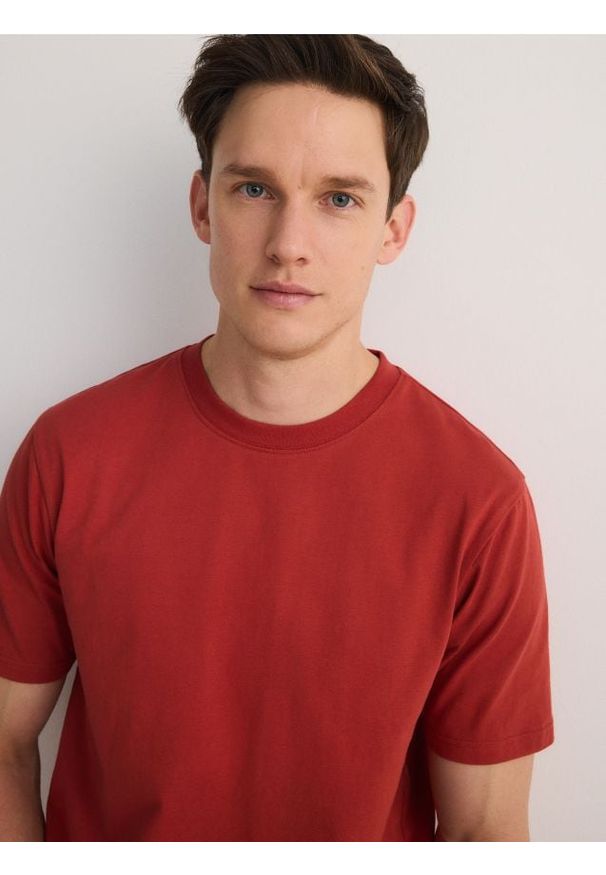Reserved - Bawełniany t-shirt regular fit - intenstywna czerwień. Kolor: czerwony. Materiał: bawełna